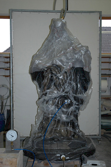 Sculpture of St. John of Nepomuk, the silicic acid ester rises slowly and horizontally